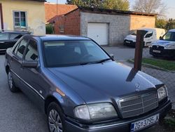 Grau Gebraucht 1996 Mercedes C220 Classic Limousine | 2.900 € (Teuer)