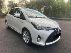 Weiß Gebraucht 2016 Toyota Yaris Hybrid Style Limousine | 11.550 € (Etwas zu teuer)