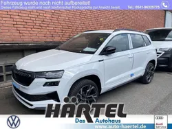Moonweiß perleffekt (white), pearl effect Neu 2025 Skoda Karoq SportLine SUV | 36.900 € (Fairer Preis)