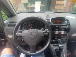 Schwarz Gebraucht 2010 Opel Zafira Van / Kleinbus | 2.300 € (Fairer Preis)