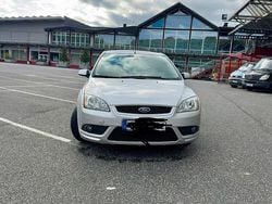 Grau Gebraucht 2007 Ford Focus Limousine | 700 € (Superpreis)