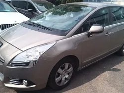 Grau Gebraucht 2011 Peugeot 5008 Business-Line Van / Kleinbus | 6.299 € (Fairer Preis)