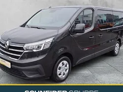 Schwarz midnight Gebraucht 2023 Renault Trafic Life Van | 36.890 € (Guter Preis)