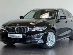 Schwarz Gebraucht 2021 BMW 330e Luxury Line Kombi | 30.888 € (Etwas zu teuer)