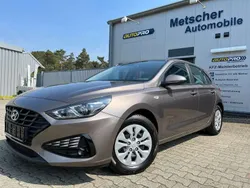 Silky bronze metallic Gebraucht 2021 Hyundai i30 Pure Limousine | 12.990 € (Superpreis)