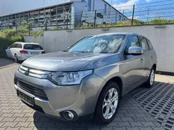 Grau Gebraucht 2015 Mitsubishi Outlander Classic Collection SUV | 9.499 € (Superpreis)