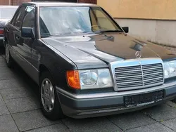 Grau Gebraucht 1991 Mercedes E300 Limousine | 6.299 €