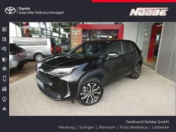 Mysticschwarz mica (metallic) Gebraucht 2022 Toyota Yaris Hybrid Team SUV | 24.650 € (Fairer Preis)