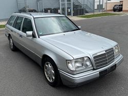 Silber Gebraucht 1994 Mercedes E280 Kombi | 2.890 €