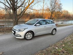 Silber Gebraucht 2015 Hyundai i20 Trend Kleinwagen | 7.300 € (Guter Preis)