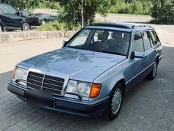 Blau Gebraucht 1991 Mercedes R300 Van / Kleinbus | 14.990 €