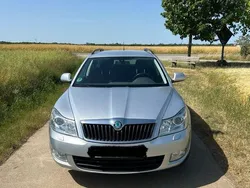 Grau Gebraucht 2012 Skoda Octavia Kombi | 5.499 € (Fairer Preis)