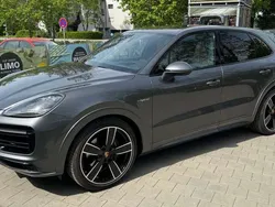 Grau Gebraucht 2021 Porsche Cayenne SUV | 85.000 € (Fairer Preis)