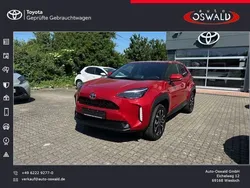 Karminarot metallic Gebraucht 2022 Toyota Yaris Hybrid Connect Style | 27.270 € (Etwas zu teuer)
