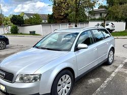 Grau Gebraucht 2002 Audi A4 Kombi | 2.200 €