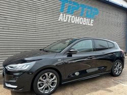 Schwarz Gebraucht 2023 Ford Focus ST-Line X Limousine | 20.500 € (Guter Preis)