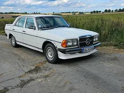 Weiß Gebraucht 1982 Mercedes E300 Limousine | 10.000 €