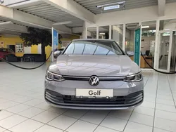 Grau Gebraucht 2023 VW Golf VIII Life Limousine | 25.290 € (Etwas zu teuer)