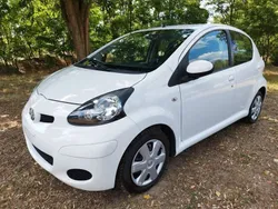 Weiß Gebraucht 2011 Toyota Aygo City Kleinwagen | 3.600 € (Fairer Preis)