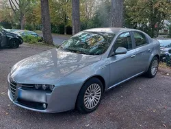 Grau Gebraucht 2013 Alfa Romeo 159 Limousine | 3.200 € (Fairer Preis)