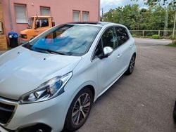 Weiß Gebraucht 2017 Peugeot 208 Allure Kleinwagen | 9.599 € (Fairer Preis)