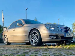 Gold Gebraucht 2007 Mercedes E63 AMG Avantgarde Limousine | 9.500 €
