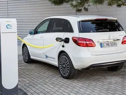 Weiß Gebraucht 2017 Mercedes B Electric Drive Van / Kleinbus | 12.599 €