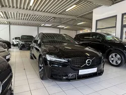 Black solid "stone" / solid Gebraucht 2022 Volvo V60 R-Design Kombi | 31.990 € (Guter Preis)
