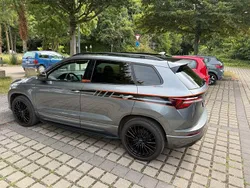 Grau Gebraucht 2022 Skoda Karoq SportLine SUV | 32.800 € (Etwas zu teuer)