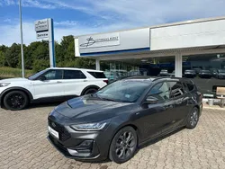 Grau Gebraucht 2024 Ford Focus ST-Line Limousine | 22.990 € (Fairer Preis)