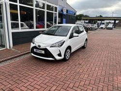 Schneeweiß Gebraucht 2020 Toyota Yaris Comfort Limousine | 13.900 € (Fairer Preis)