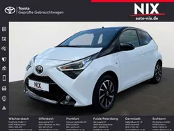 Schneeweiß Gebraucht 2021 Toyota Aygo Kleinwagen | 14.370 € (Teuer)