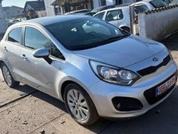 Grau Gebraucht 2014 Kia Rio FIFA World Cup Edition Limousine | 5.800 € (Guter Preis)