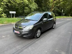 Grau Gebraucht 2010 Opel Zafira Design Edition Van / Kleinbus | 2.699 € (Guter Preis)