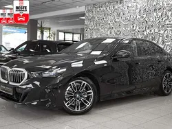 Saphirschwarz metallic Gebraucht 2024 BMW 520 M Sport Limousine | 53.780 € (Fairer Preis)