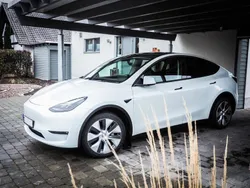 Weiß Gebraucht 2023 Tesla Model Y RWD SUV | 35.250 € (Fairer Preis)