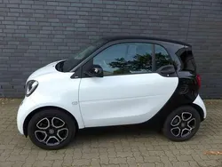Weiß/schwarz Gebraucht 2019 Smart ForTwo Coupé Prime Kleinwagen | 13.900 € (Fairer Preis)