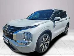 Titanweiß / pantherschwarz Gebraucht 2025 Mitsubishi Outlander P-HEV Top SUV | 54.422 €
