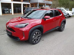 Rot Gebraucht 2024 Toyota Yaris Cross Team SUV | 27.990 € (Fairer Preis)