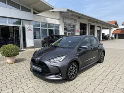 Grau Gebraucht 2021 Toyota Yaris Hybrid Club Limousine | 17.900 € (Fairer Preis)