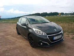 Grau Gebraucht 2017 Peugeot 208 Kleinwagen | 6.339 € (Etwas zu teuer)