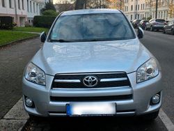 Grau Gebraucht 2009 Toyota RAV4 SUV | 8.700 € (Fairer Preis)