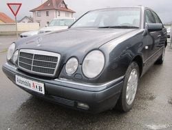 Blau Gebraucht 1999 Mercedes E280 Elegance Limousine | 8.950 €