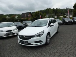 Weiß Gebraucht 2016 Opel Astra Selection Kombi | 7.900 € (Guter Preis)