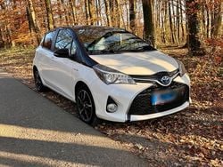 Weiß Gebraucht 2016 Toyota Yaris Hybrid Kleinwagen | 12.500 €