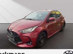 Rot Gebraucht 2021 Toyota Yaris Hybrid Club Limousine | 17.990 € (Fairer Preis)