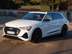 Weiß Gebraucht 2023 Audi e-tron S-Line SUV | 49.200 € (Etwas zu teuer)