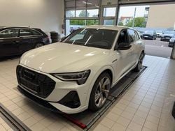 Gletscherweiß metallic Gebraucht 2022 Audi e-tron Black Edition SUV | 35.355 € (Guter Preis)