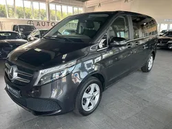 Grau Gebraucht 2021 Mercedes V220 Avantgarde Edition Van / Kleinbus | 45.951 € (Fairer Preis)
