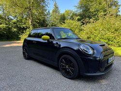 Schwarz Gebraucht 2021 Mini Cooper SE Kleinwagen | 19.333 € (Etwas zu teuer)